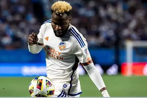 مدرب رابيد بوخارست يفجرها: ننتظر وصول بوبيندزا إلى رومانيا.. ونجمع المستندات المطلوبة قانونيًا